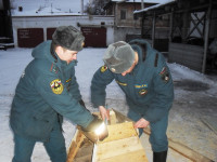 Пожарные помогают людям добрыми делами