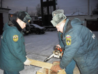 Пожарные помогают людям добрыми делами
