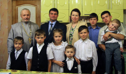 Удивительная многодетная семья Родионовых из Ирбита получила помощь от Каменской епархии по итогам акции "Белый цветок"