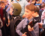 Боевое оружие - в школе № 8