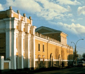 С днём рождения, театр!