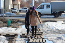 Городской активист Алексей Кононов третий год подряд благоустраивает ирбитские тротуары