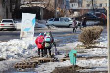 Городской активист Алексей Кононов третий год подряд благоустраивает ирбитские тротуары