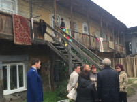 Прокурор Свердловской области Сергей Охлопков встретился с жильцами дома по ул. Кирова в г. Ирбите, в котором в субботу, 17 сентября, обрушилась стена