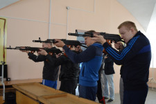 Полицейские Ирбита на личном примере показали молодежи, что значит «В здоровом теле - здоровый дух»