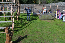 Сотрудники ирбитского СИЗО-2 показали школьникам работу кинологов