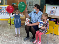 Госавтоинспекция Ирбита напоминает: «Возьми ребенка за руку, переходя дорогу!»