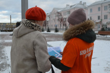 В Ирбите полицейские и волонтеры вручили жителям города памятки по профилактике экстремистских проявлений
