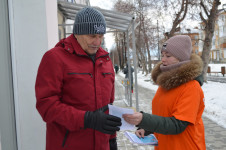 В Ирбите полицейские и волонтеры вручили жителям города памятки по профилактике экстремистских проявлений