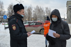 В Ирбите полицейские и волонтеры вручили жителям города памятки по профилактике экстремистских проявлений