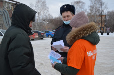 В Ирбите полицейские и волонтеры вручили жителям города памятки по профилактике экстремистских проявлений