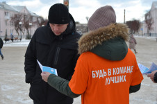 В Ирбите полицейские и волонтеры вручили жителям города памятки по профилактике экстремистских проявлений