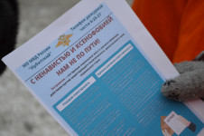 В Ирбите полицейские и волонтеры вручили жителям города памятки по профилактике экстремистских проявлений