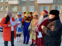 В Ирбите инспекторы ГИБДД вместе с Дедом Морозом и Снегурочкой поздравили водителей на дорогах города с наступающими праздниками