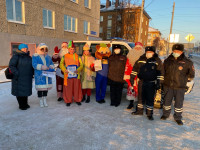 В Ирбите инспекторы ГИБДД вместе с Дедом Морозом и Снегурочкой поздравили водителей на дорогах города с наступающими праздниками