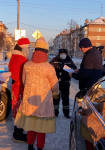 В Ирбите инспекторы ГИБДД вместе с Дедом Морозом и Снегурочкой поздравили водителей на дорогах города с наступающими праздниками