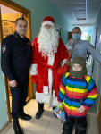 Полицейский Дед Мороз из Ирбита вновь исполнил детскую мечту