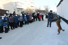 Кинологи ирбитского СИЗО-2 показали почти цирковые номера детям с ограниченными возможностями здоровья