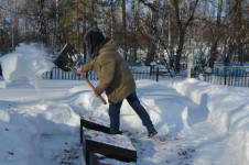 В Ирбите волонтеры, полицейские и общественники расчистили воинский мемориал