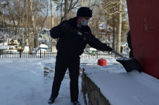 В Ирбите волонтеры, полицейские и общественники расчистили воинский мемориал