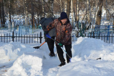 В Ирбите волонтеры, полицейские и общественники расчистили воинский мемориал