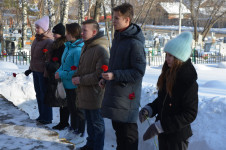 В Ирбите волонтеры, полицейские и общественники расчистили воинский мемориал