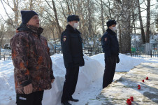 В Ирбите волонтеры, полицейские и общественники расчистили воинский мемориал