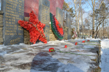 В Ирбите волонтеры, полицейские и общественники расчистили воинский мемориал