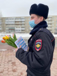 Ирбитские полицейские поздравили женщин с наступающим праздником 8 марта