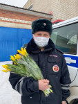 В Ирбите сотрудники ГИБДД провели акцию «Цветы для автоледи»