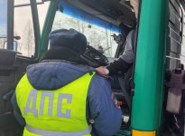 За три дня сотрудники ГИБДД Свердловской области выявили около 1500 нарушений, допущенных водителями грузового транспорта