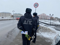 В Ирбите сотрудники ГИБДД провели акцию «Цветы для автоледи»