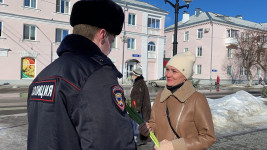Ирбитские полицейские поздравили женщин с наступающим праздником 8 марта