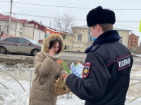 Ирбитские полицейские поздравили женщин с наступающим праздником 8 марта