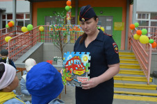 В Ирбите в детском саду № 9 при участии сотрудников полиции прошла квест-игра по Правилам дорожного движения