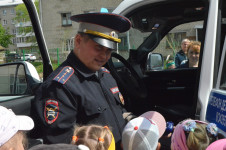 В Ирбите дошколята вместе с полицейскими изучают ПДД