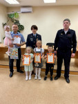 В Ирбите сотрудники полиции наградили победителей конкурса фотографий, приуроченного ко Дню защиты детей