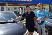 В Ирбите сотрудники полиции вместе со студентами-волонтерами принимают участие в акции «ПДД на асфальте»