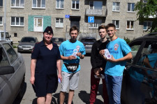 В Ирбите сотрудники полиции вместе со студентами-волонтерами принимают участие в акции «ПДД на асфальте»