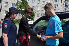 В Ирбите сотрудники полиции вместе со студентами-волонтерами принимают участие в акции «ПДД на асфальте»