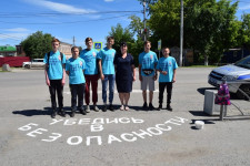 В Ирбите сотрудники полиции вместе со студентами-волонтерами принимают участие в акции «ПДД на асфальте»