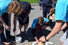 В Ирбите сотрудники полиции вместе со студентами-волонтерами принимают участие в акции «ПДД на асфальте»