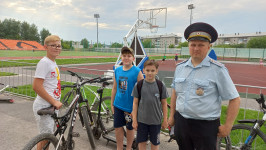 Сотрудники ГИБДД Ирбита проводят профилактические беседы с несовершеннолетними велосипедистами