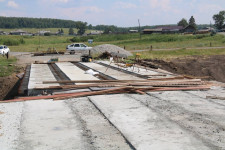 Продолжается капитальный ремонт моста в деревне Сосновка