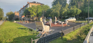 У ДК им. В.К. Костевича начался монтаж нового оборудования на детской площадке