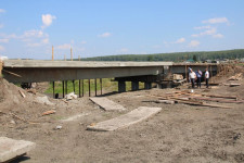 Продолжается капитальный ремонт моста в деревне Сосновка