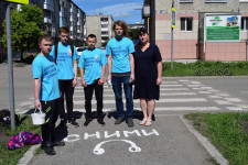 В Ирбите сотрудники полиции вместе со студентами-волонтерами принимают участие в акции «ПДД на асфальте»