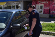 В Ирбите сотрудники полиции вместе со студентами-волонтерами принимают участие в акции «ПДД на асфальте»