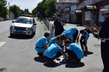 В Ирбите сотрудники полиции вместе со студентами-волонтерами принимают участие в акции «ПДД на асфальте»