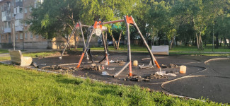 У ДК им. В.К. Костевича начался монтаж нового оборудования на детской площадке